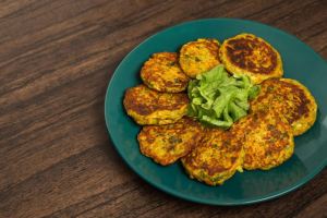 طرز تهیه کوکو جو پرک رژیمی و خوشمزه؛ یک غذای سنتی، سالم و مجلسی با تردی فوق العاده