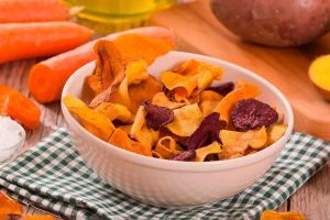 چیپس پوست سیب زمینی و هویج؛ دورریزهای آشپزخانه را به یک میان وعده ترد تبدیل کنید!
