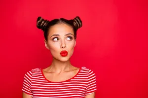 تفاوت بالم لب و رژ لب: کدام برای چه زمانی مناسب است؟