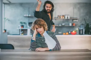 چگونه با مرد بد دل رفتار کنیم؟ ۵ ترفند تاثیرگذار و تضمینی