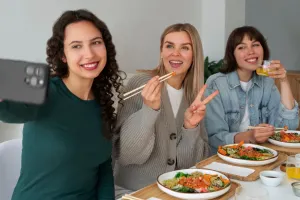نسل زد چه غذاهایی می خورند؟ ۱۰ غذای ترند و محبوب نسل زد!