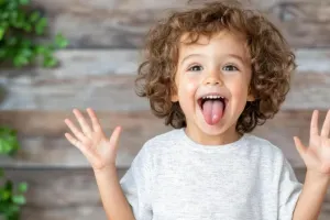 زردی زبان از چیست؟ آشنایی با ۷ دلیل زردی زبان!