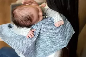 نحوه آروغ گرفتن نوزاد در خواب به ساده ترین روش