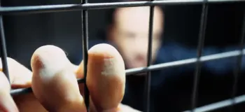مرخصی زندانیان در ایران حق قانونی یا امتیاز تادیبی