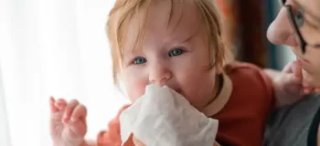استفراغ نوزاد از بینی علل / خطرات و راهکارهای صحیح مقابله