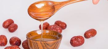 ۱۸ خاصیت شگفت انگیز روغن عناب برای پوست و مو