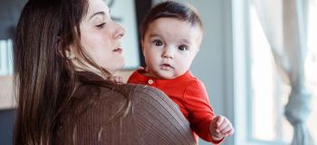 زمان گردن گرفتن نوزاد؛ از اولین تلاش تا نشانه های هشدار