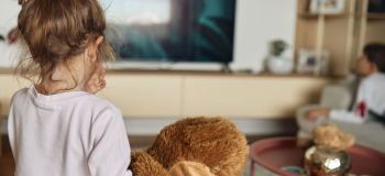 مضرات تماشای بیش از حد تلویزیون بر کودکان