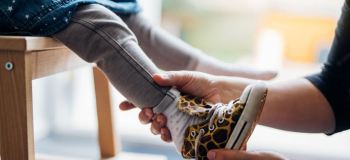 پوشاندن کفش به نوزادان؛ از چه زمانی لازم است؟