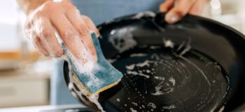 رفع چربی سوخته از تفلون؛ روش های ایمن و کاربردی