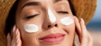 در تابستان روزی چند بار از ضد آفتاب استفاده کنیم؟ راهنمای کامل برای پوستی سالم