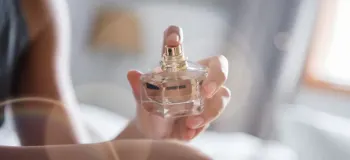 بهترین عطر زنانه؛ معرفی خوشبوترین و پرفروشترین ادکلنهای زنانه