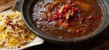 طرز تهیه خورشت فسنجان مجلسی با مرغ؛ رازهای طلایی به روغن افتادن و غلیظ شدن