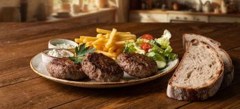 طرز تهیه کتلت آلمانی مجلسی با پوسته ترد و بافت نرم