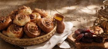 طرز تهیه نان خرمایی خانگی با گردو و هل مخصوص صبحانه و عصرانه