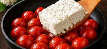 طرز تهیه املت گوجه و پنیر ۳ دقیقه ای؛ صبحانه ای متفاوت که هر روز میپزید