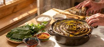 طرز تهیه دلمه برگ مو رولتی تبریزی با ظاهر متفاوت و مجلسی