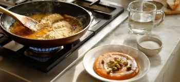 طرز تهیه حلوای خیس ۱۰ دقیقه ای؛ دسری ترد، آبدار و خوشمزه