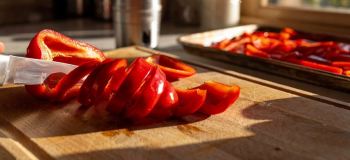 طرز تهیه پودر پاپریکای خانگی؛ چاشنی قرمزی که عطرش هوش از سر می برد