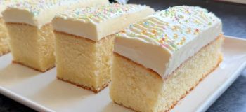 طرز تهیه کیک وانیلی با کرم پنیری؛ عصرانه ای ساده و خوشمزه