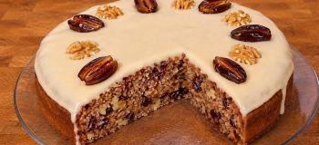 طرز تهیه کیک خرمایی کاراملی با بافت فوق العاده نرم و خیس