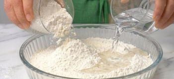 طرز تهیه شیرینی ترد خانگی فقط با آرد و آب؛ بدون فر و بدون تخم مرغ در ۵ دقیقه!