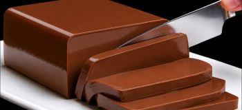فقط با شیر و پودر کاکائو! طرز تهیه دسر شکلاتی بدون فر و ژلاتین در ۵ دقیقه