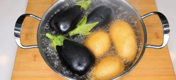راهنمای تهیه کوکوی بادمجان و سیب زمینی آب پز بدون روغن