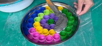 آموزش ساخت گلدان دکوراتیو با درب بطری و سیمان