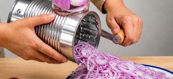 ساخت ابزار خردکن فوری پیاز با وسایل دورریختنی؛ شاهکار کاردستی نجار باسابقه