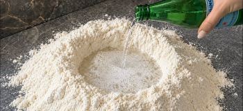 طرز تهیه پیچی (نان پفکی سرخ شده) ۵ دقیقه ای فقط با آرد و آب گازدار بدون خمیرمایه