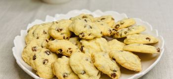 طرز تهیه شیرینی کشمشی بازاری ترد و خوشمزه در منزل