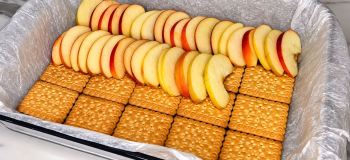 طرز تهیه پای سیب سریع و ارزان با بیسکوییت و سیب