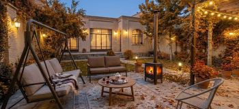 چگونه یک فضای نشیمن گرم و کاربردی در حیاط ویلا ایجاد کنیم؟