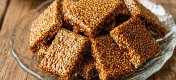 طرز تهیه سوهان کنجدی ترد و کاراملی مناسب چای و قهوه
