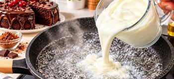 ماست را به آبجوش اضافه کنید! طرز تهیه کیک شکلاتی خیس و لذیذ با یک روش جدید