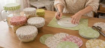 ترفند دوخت درپوش کش دار در ۵ دقیقه! دیگر غذایتان در یخچال بو نمی گیرد