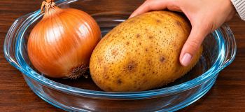 فقط ۱ سیب زمینی و ۱ پیاز داری؟ این شام فوری و سوخاری لذیذ را در چند دقیقه درست کن