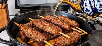 طرز تهیه کباب دمی با افزودن شیر و دم کردن نهایی کباب ها
