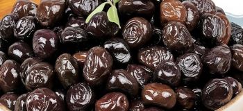 طرز تهیه و شیرین کردن زیتون سیاه در دبه پلاستیکی برای زمستان