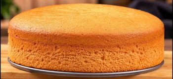 طرز تهیه کیک اسفنجی ۳ قلمی بدون روغن، شیر و بکینگ پودر