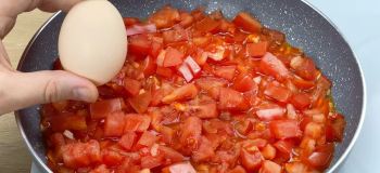 طرز تهیه املت مدیترانه ای با گوجه فرنگی و پنیر کش دار ۵ دقیقه ای در تابه