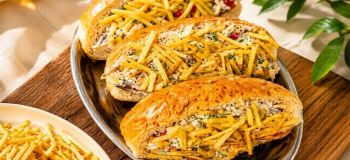 ساندویچ مرغ با یک ترکیب متفاوت و لذیذ با سس مخصوص
