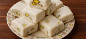 روش آسان تهیه گز آردی خانگی؛ شیرینی سنتی و خوشمزه با طعم بازاری