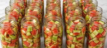 روش ساده برای تبدیل پوست هندوانه به خوراکی خوشمزه و ماندگار