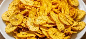طرز تهیه چیپس موز خانگی؛ اسنکی ترد، سالم و خوشمزه