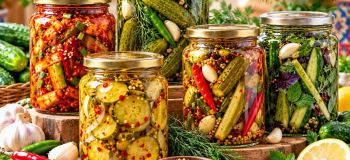 چندین مدل خیارشور از کشورهای مختلف؛ از تند تا شیرین و ادویه ای