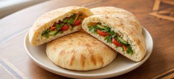 طرز تهیه طرز تهیه نان پیتا خانگی در چند مرحله ساده؛ نرم، پفکی و خوشمزه