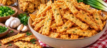 طرز تهیه چیپس پیراشکی سیر و سبزیجات؛ ترد و خوشمزه با روشی ساده