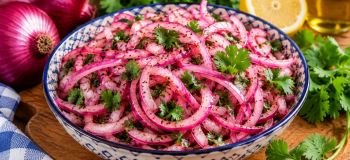 طرز تهیه پیاز ترش فوری با گشنیز و آبلیمو؛ خوش عطر و اشتهابرانگیز